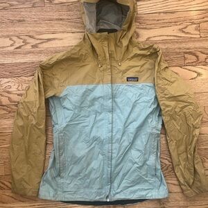 Patagonia Women’s Raincoat (M)